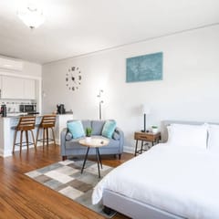 CITY VIBES - Modern Suite in the heart of Downtown