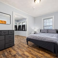 Queen Bed Retreat | Full Kitchen + Laundry Access