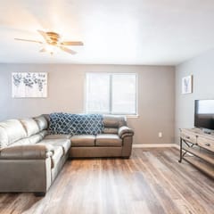 Wood'Inn - Cozy 2BD over the bridge