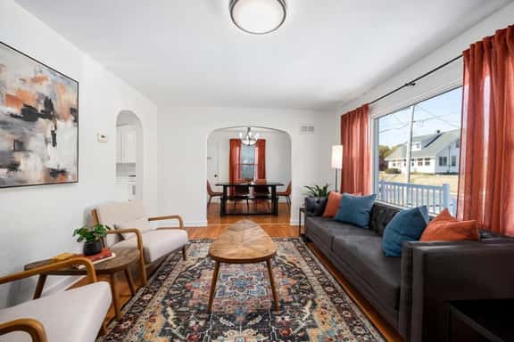 A Pop of Color - 3BD in the Heights w/ 3 King Beds - Image 1