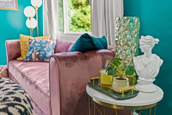 Art Deco Oasis: A Stylish Retreat - Image 1