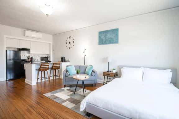 CITY VIBES - Modern Suite in the heart of Downtown - Image 1