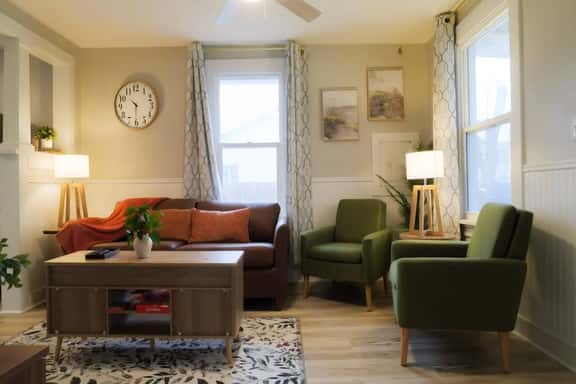 Cozy 2BR | WiFi + Kitchen | Extended Stay - Image 1