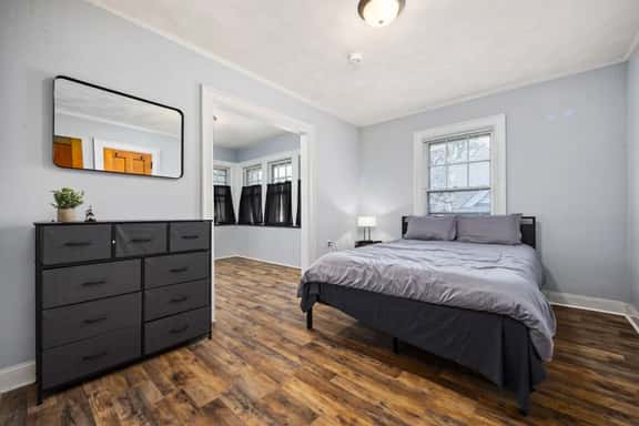 Queen Bed Retreat | Full Kitchen + Laundry Access - Image 1