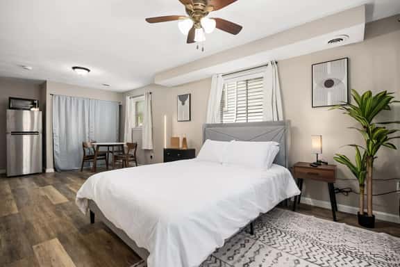 Stylish Studio Apartment with Modern Touches - Image 1