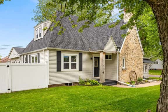Suburban Sanctuary: 3BD Perfect for Long Stays - Image 1