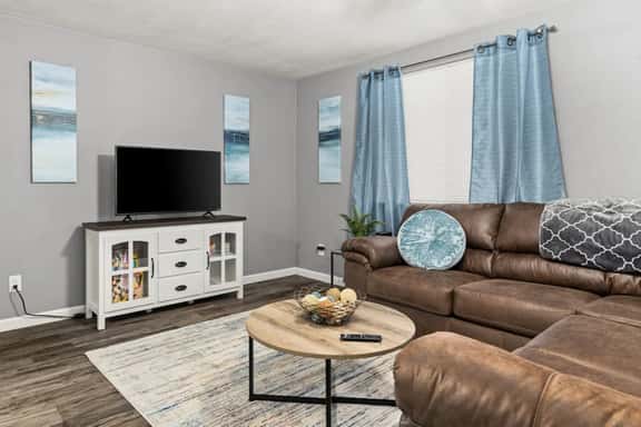 Wood'Inn 3 - Peaceful 2BD 10 mins from DT Peoria - Image 1