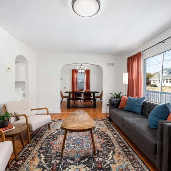 A Pop of Color - 3BD in the Heights w/ 3 King Beds - Image 1