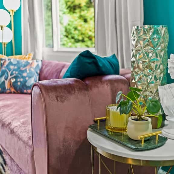Art Deco Oasis: A Stylish Retreat - Image 1