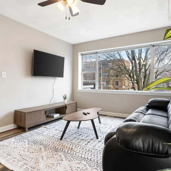 Chic and Comfortable 1BR Apartment near Bradley U - Image 1