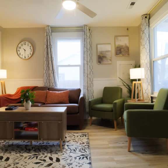 Cozy 2BR | WiFi + Kitchen | Extended Stay - Image 1