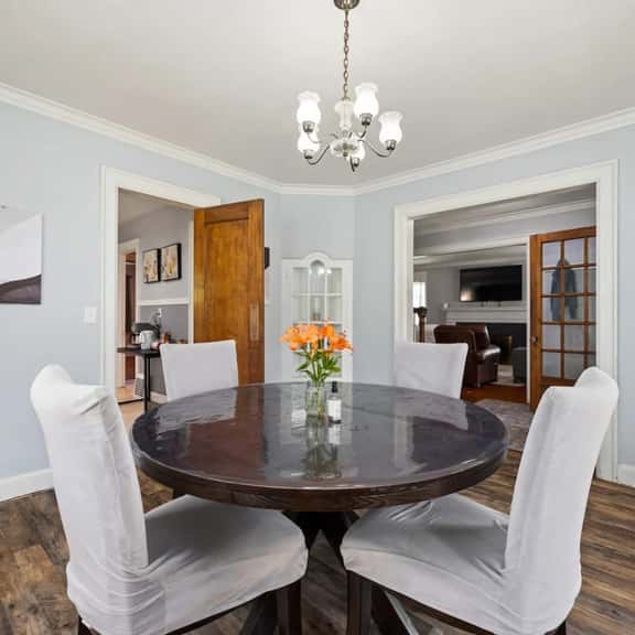Private Room w/ Queen Bed | Affordable & Clean - Image 1