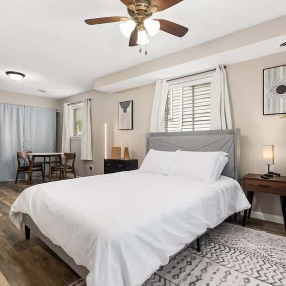 Stylish Studio Apartment with Modern Touches - Image 1