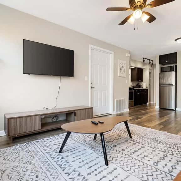 Urban 1BD moments away from DT Peoria - Image 1