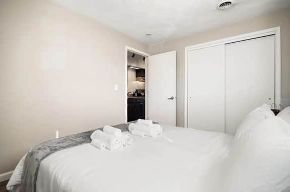 Chic and Comfortable 1BR Apartment near Bradley U