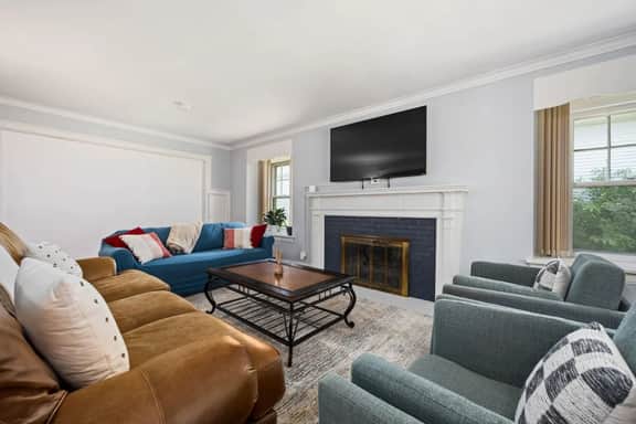 Private Room w/ Queen Bed | Affordable & Clean